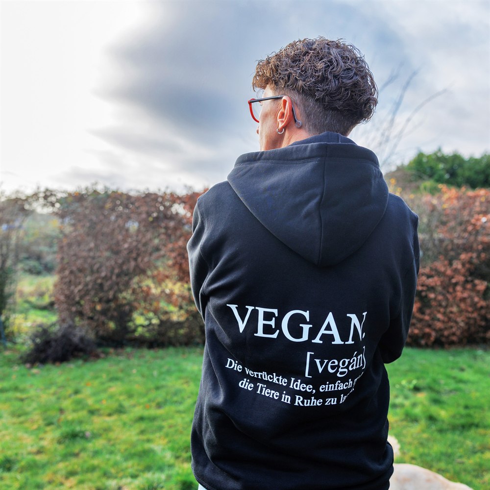 Claudia im Vegan-Hoodie, von hinten