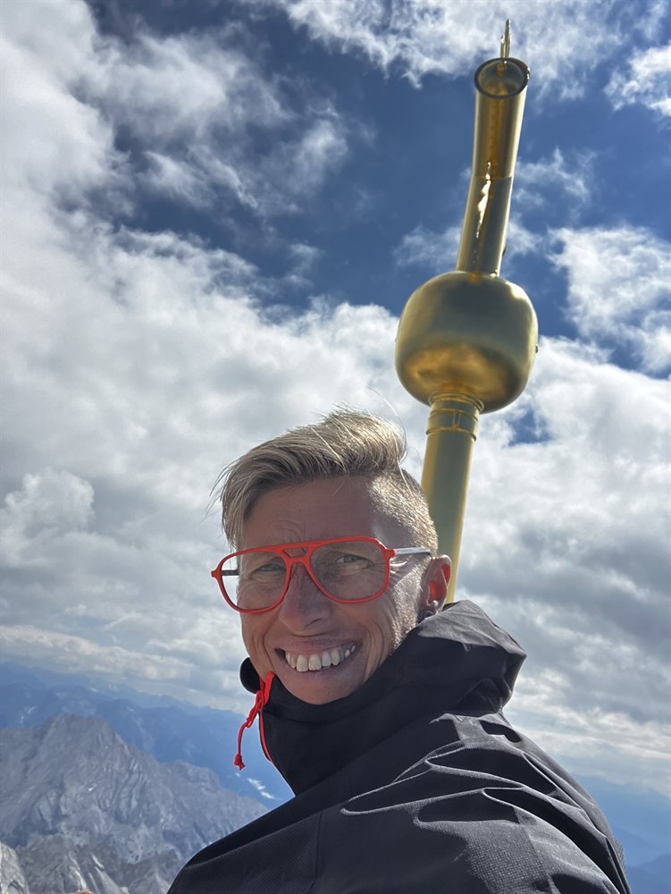 Claudia am Gipfel, klarer Blick über die Berge